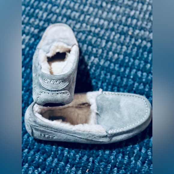 New UGGS Ansley Light Grey Slipper/Moccasins - Picture 12 of 14